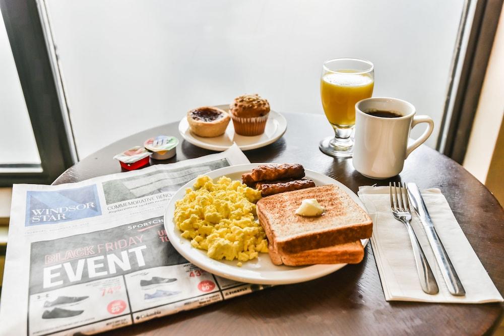 Comfort Inn & Suites Ambassador Bridge Уиндзор Екстериор снимка