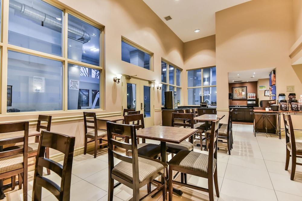 Comfort Inn & Suites Ambassador Bridge Уиндзор Екстериор снимка