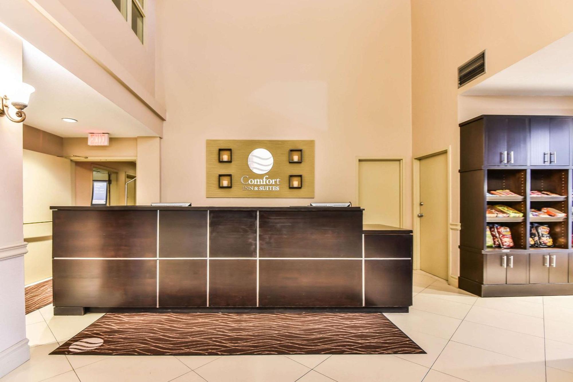 Comfort Inn & Suites Ambassador Bridge Уиндзор Екстериор снимка