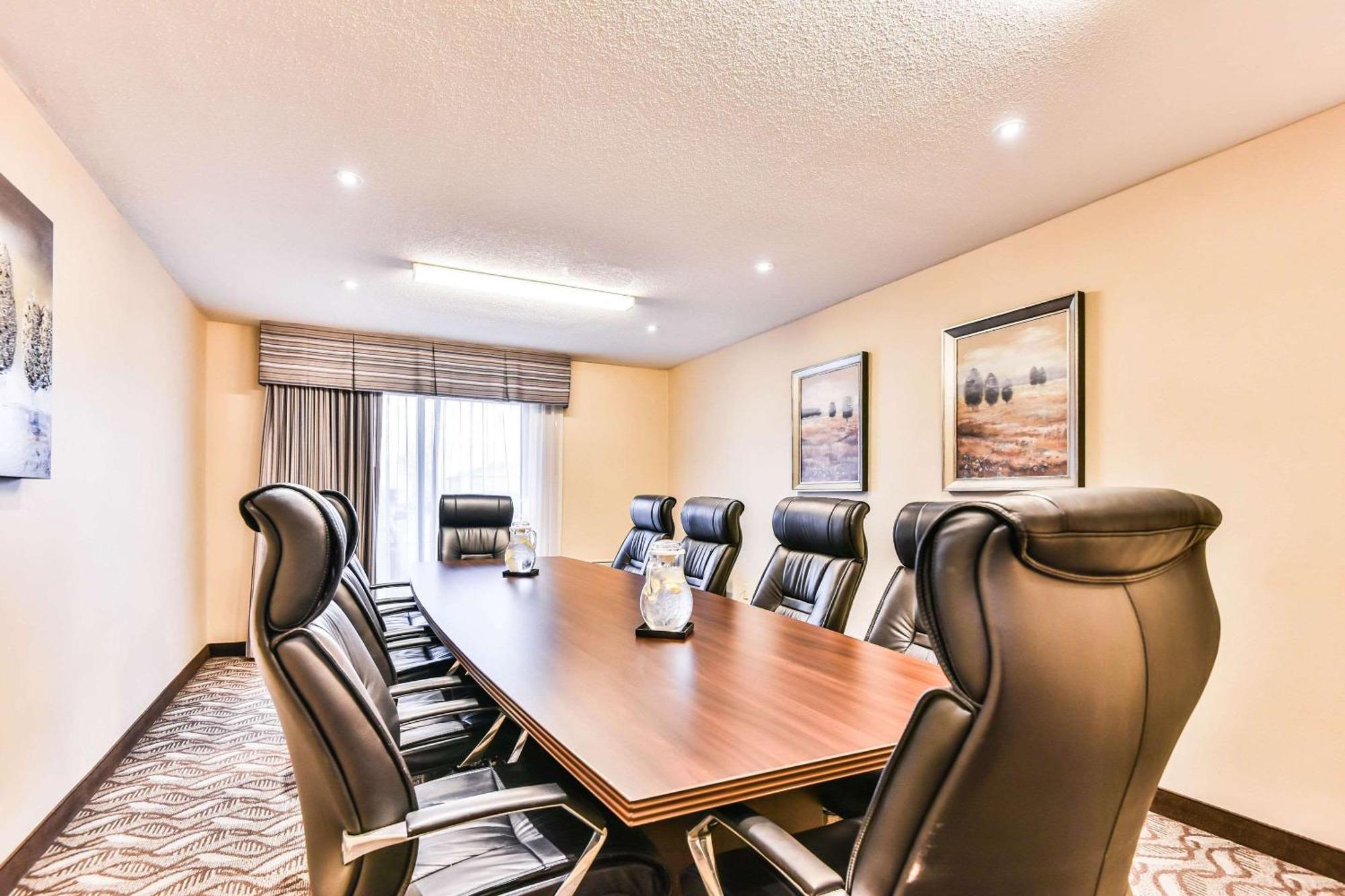 Comfort Inn & Suites Ambassador Bridge Уиндзор Екстериор снимка