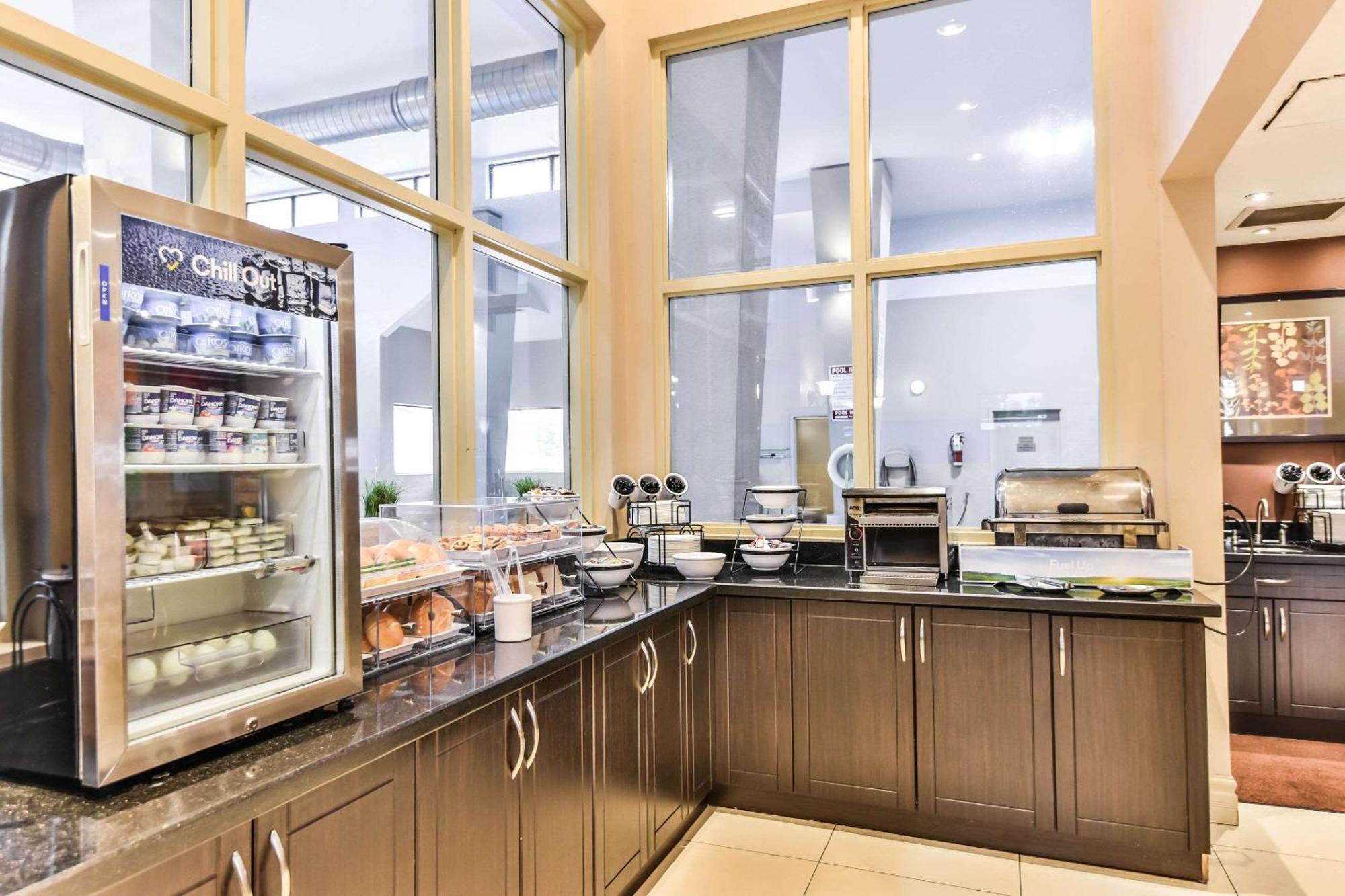 Comfort Inn & Suites Ambassador Bridge Уиндзор Екстериор снимка