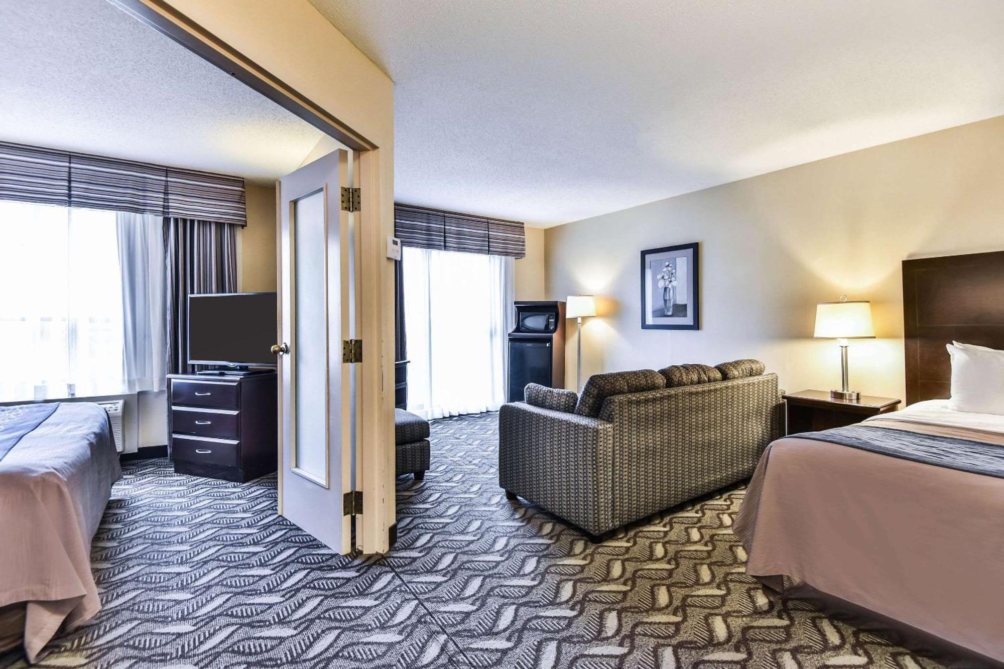 Comfort Inn & Suites Ambassador Bridge Уиндзор Екстериор снимка