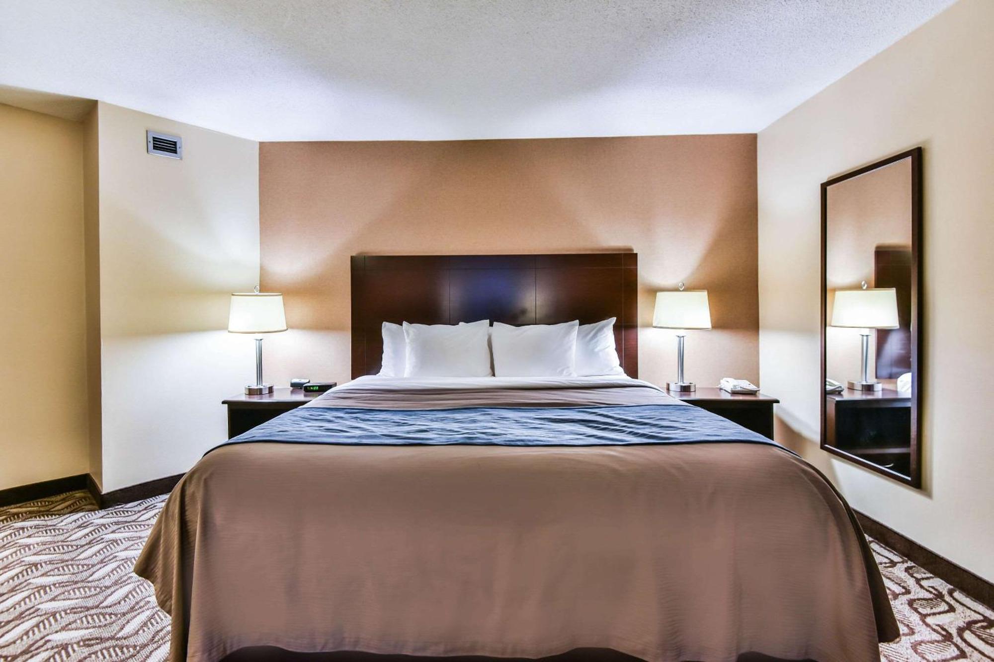 Comfort Inn & Suites Ambassador Bridge Уиндзор Екстериор снимка