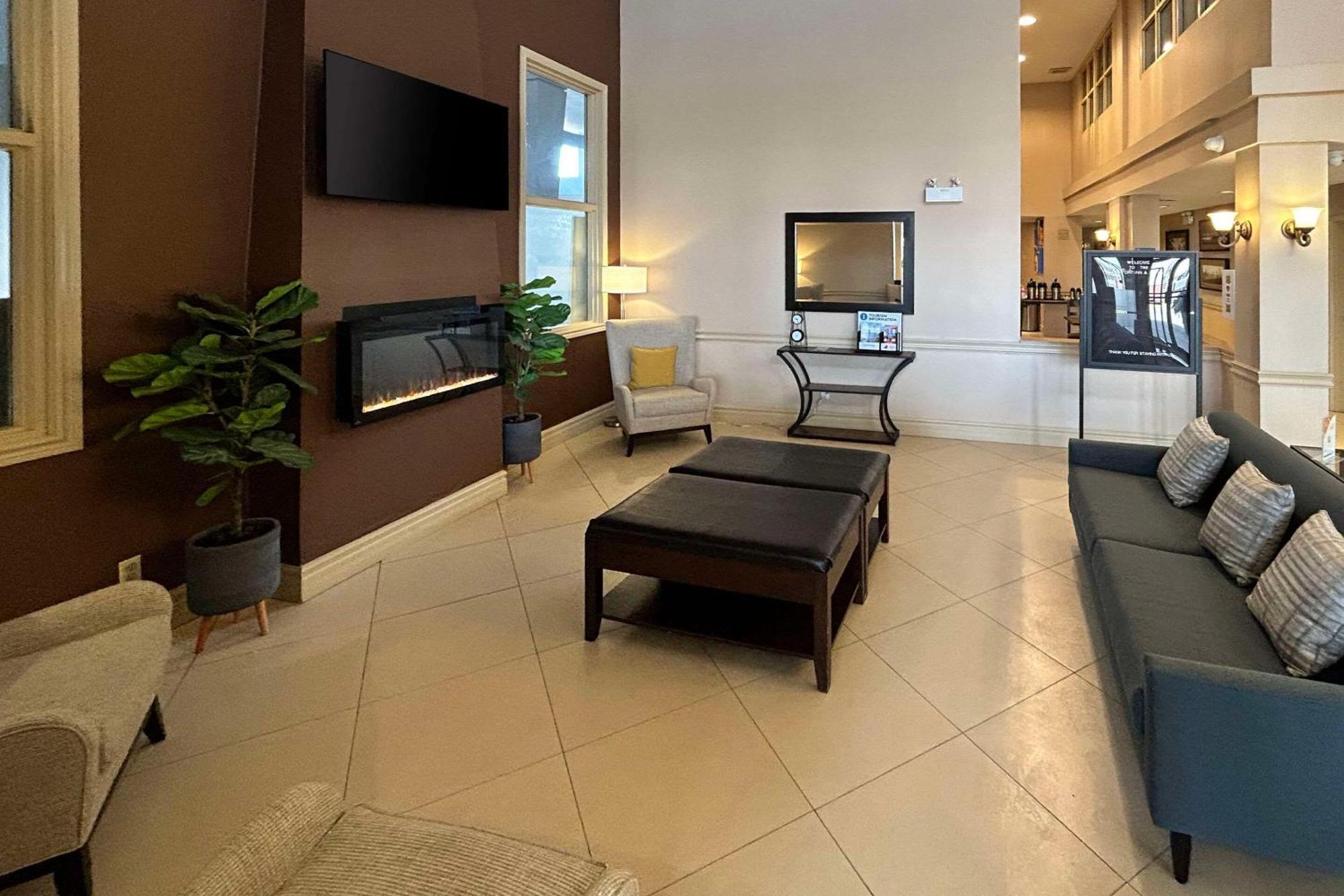 Comfort Inn & Suites Ambassador Bridge Уиндзор Екстериор снимка