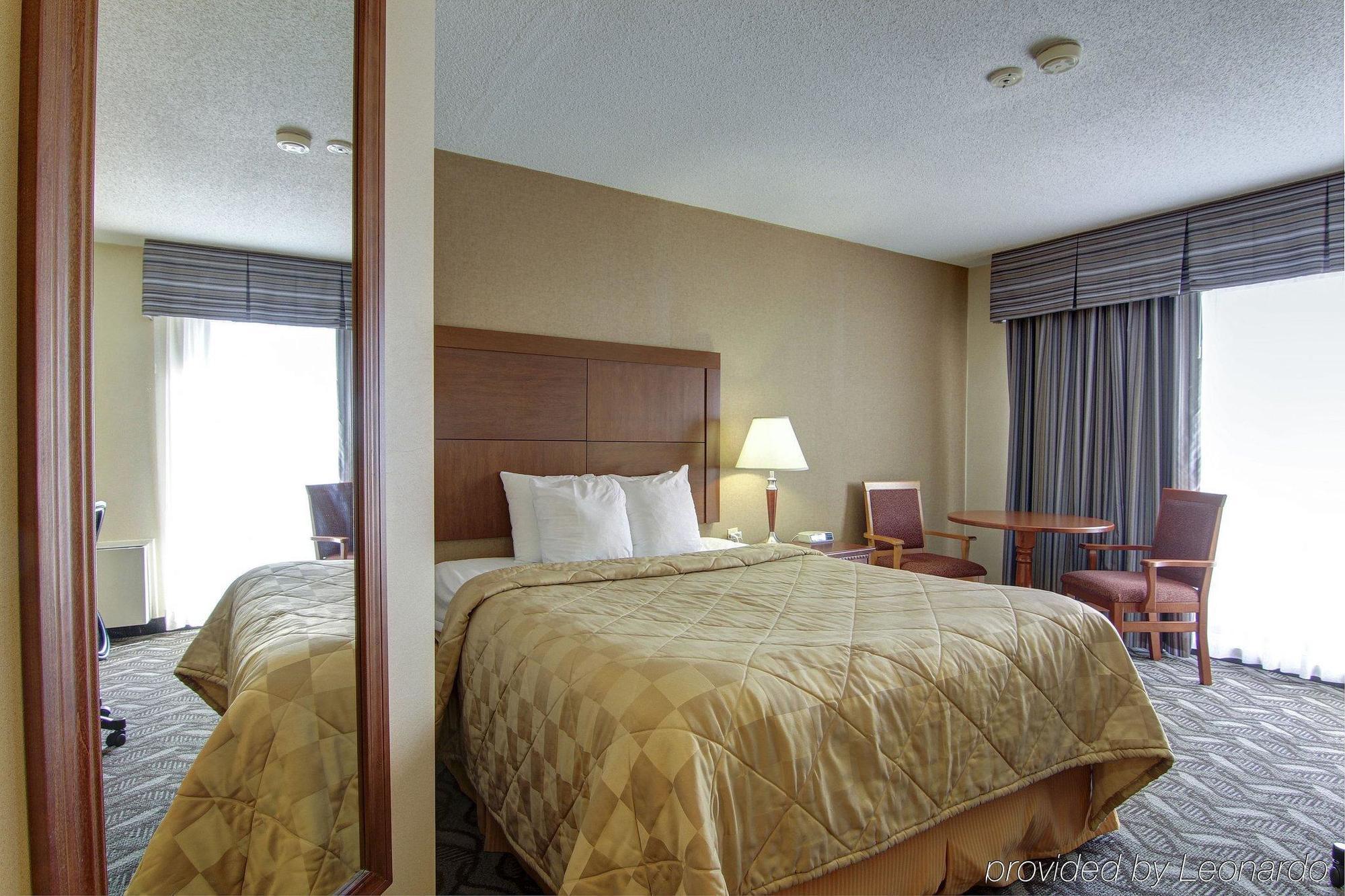 Comfort Inn & Suites Ambassador Bridge Уиндзор Екстериор снимка