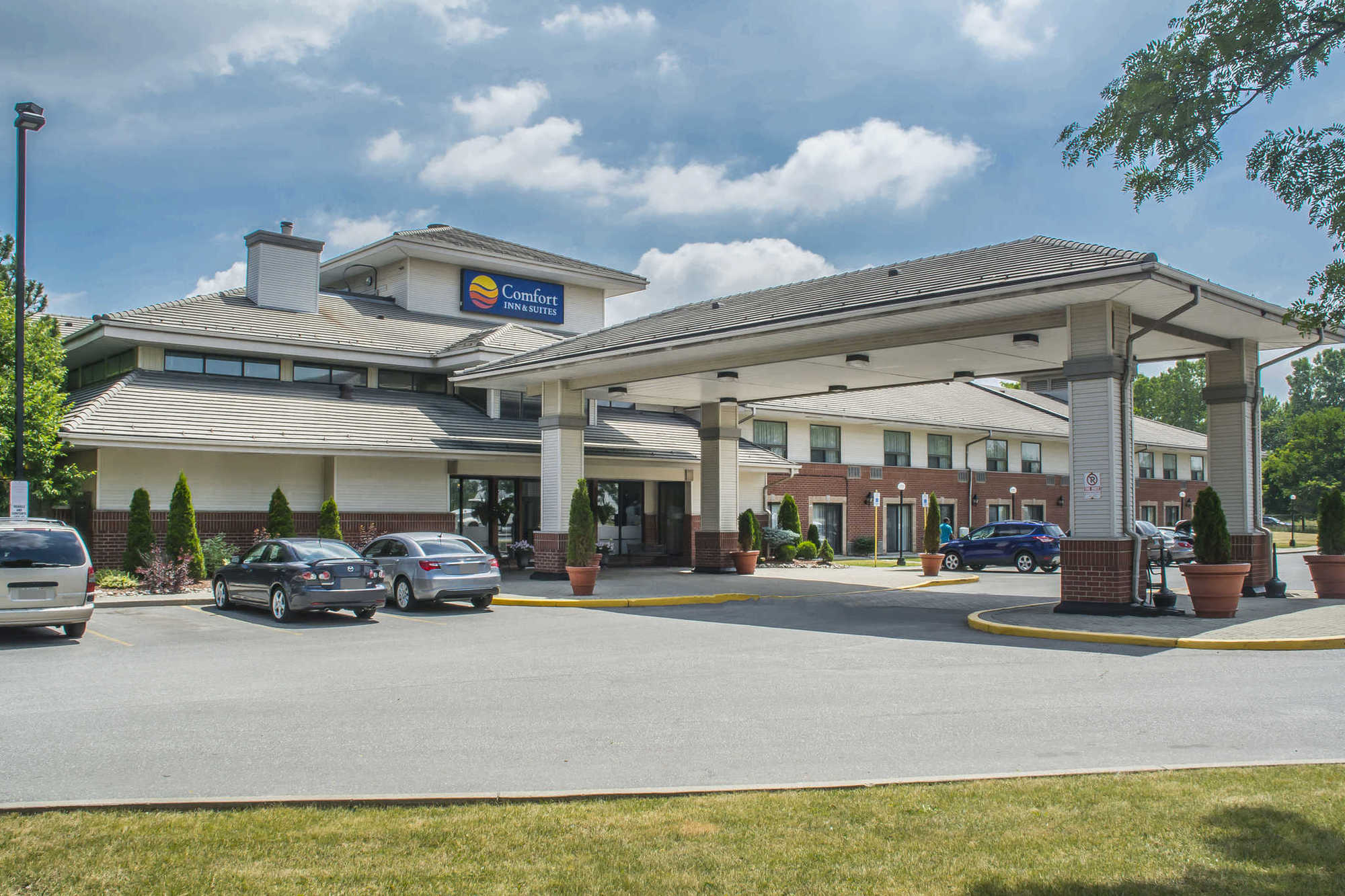 Comfort Inn & Suites Ambassador Bridge Уиндзор Екстериор снимка