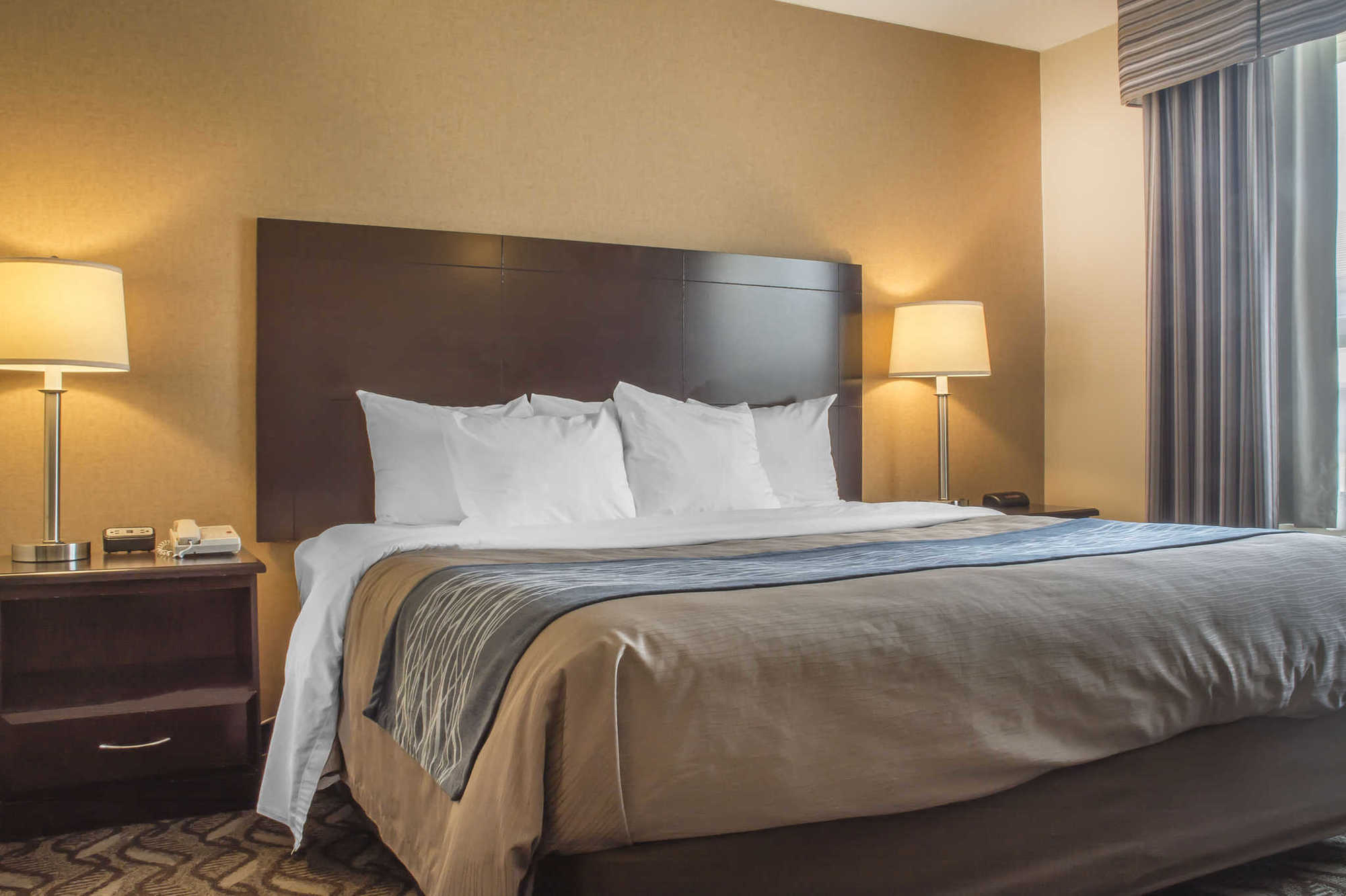Comfort Inn & Suites Ambassador Bridge Уиндзор Стая снимка