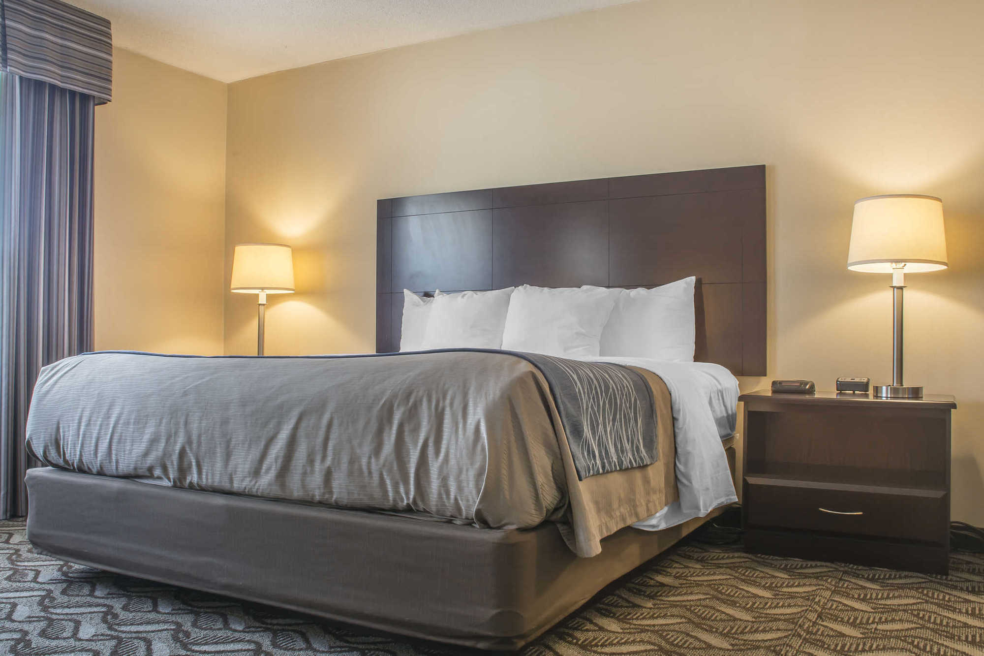 Comfort Inn & Suites Ambassador Bridge Уиндзор Стая снимка