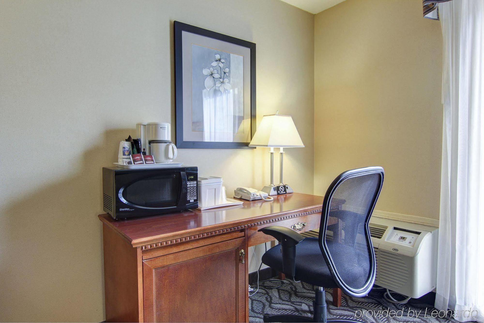 Comfort Inn & Suites Ambassador Bridge Уиндзор Екстериор снимка