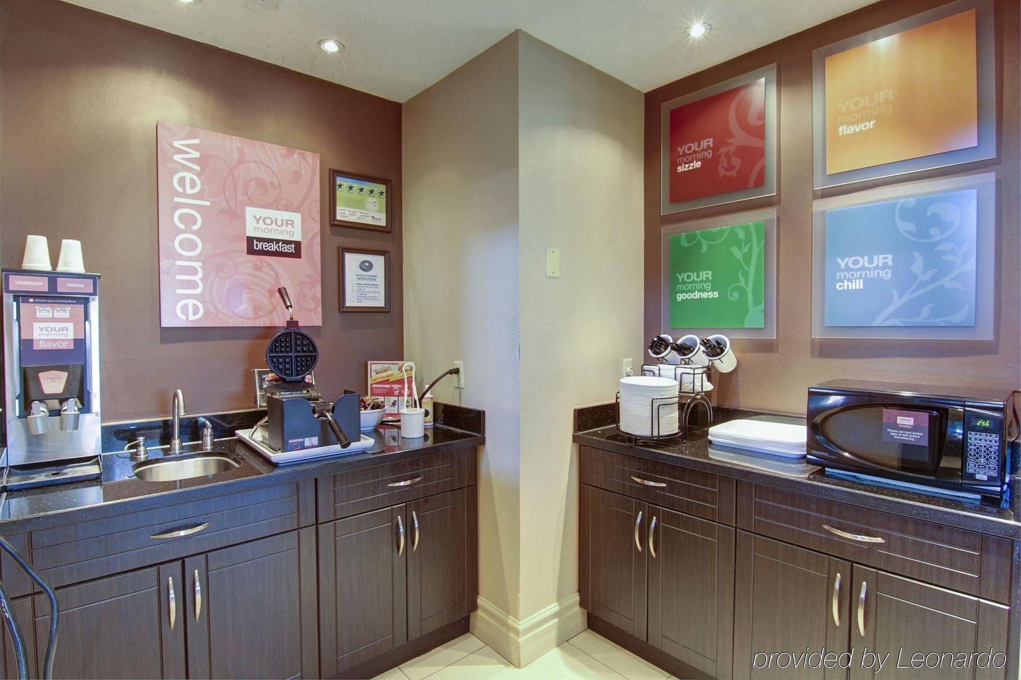 Comfort Inn & Suites Ambassador Bridge Уиндзор Екстериор снимка
