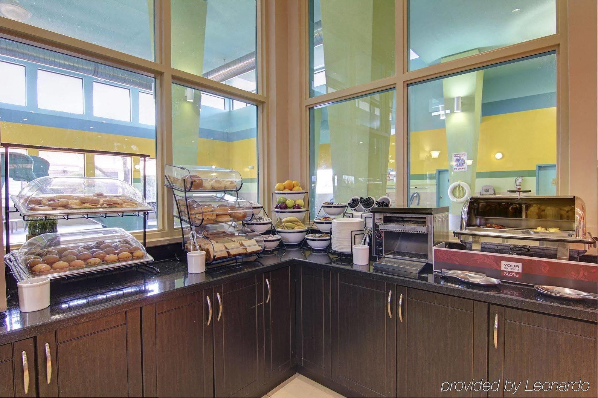 Comfort Inn & Suites Ambassador Bridge Уиндзор Екстериор снимка