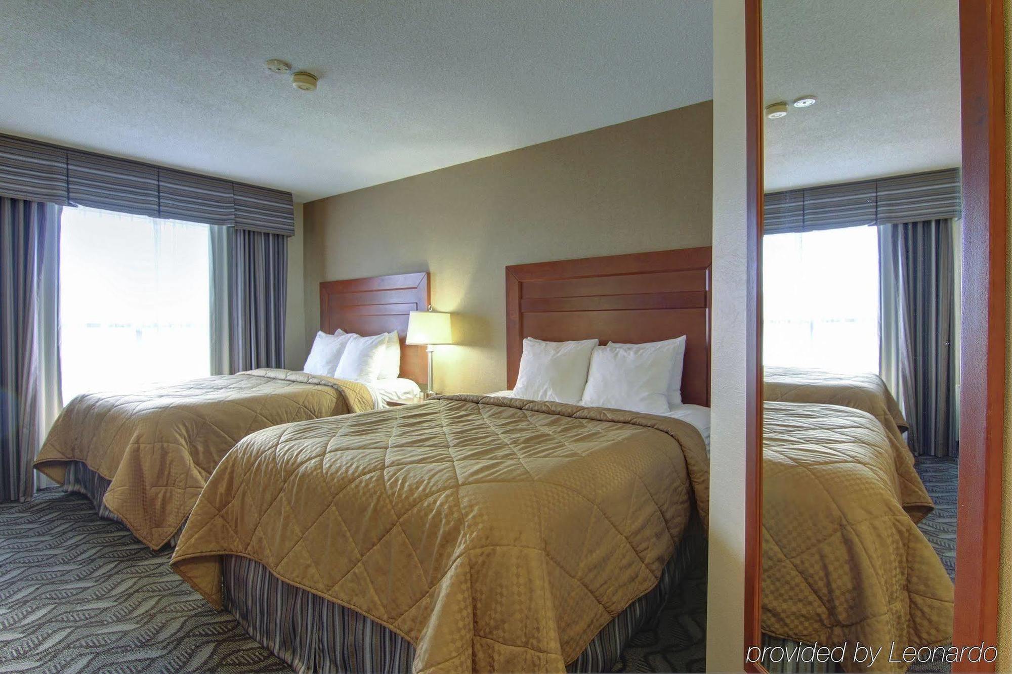 Comfort Inn & Suites Ambassador Bridge Уиндзор Екстериор снимка