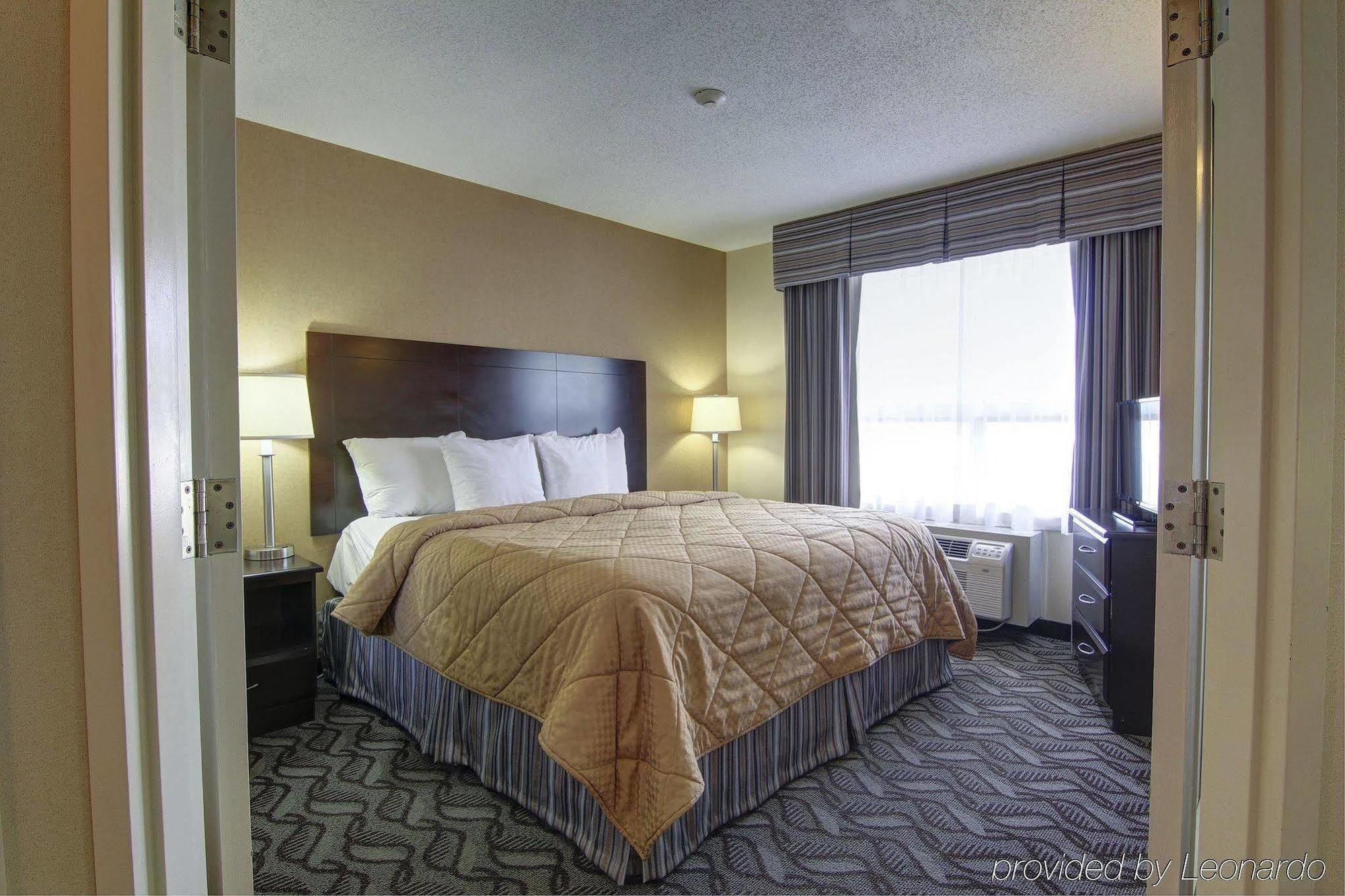 Comfort Inn & Suites Ambassador Bridge Уиндзор Екстериор снимка