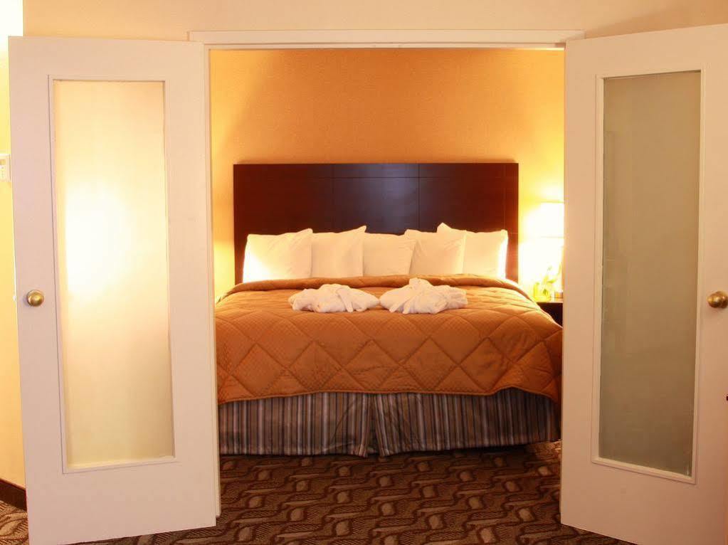 Comfort Inn & Suites Ambassador Bridge Уиндзор Екстериор снимка